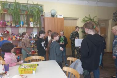 6 задание "Фанты на дереве"
<br />На дереве (комната) дети нашли развешанные бумажки, свернутые трубочкой: это фанты. Снимали их и по одному выполняли задание. На некоторых фантах заранее написаны буквы следующего тайника.
<br />Под деревом был спрятан синий кусок радуги.