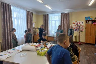 Квест-игра началась с того, что дети зачитали письмо от сказочного смешного монстрика Цветожуя, который украл все цвета радуги и их нужно было отыскать по подсказкам.