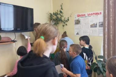 2 задание "Бегуны"
<br />До берёзы ребята добирались бегом. Около берёзы (комнатное растение) ребята отыскали оранжевый цвет радуги и буквы на листочках, из них сложили слово «куст».