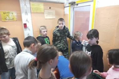 В колесе (ватрушка) нашли зеленую часть радуги и следующую подсказку: загадка! «Бывает твёрдой, бывает жидкой, и есть в каждом из нас». Ответ – вода. Нужно искать сосуд с водой! Мы воспользоваться тазиком. В нем детей ожидают губки, на верхней стороне которых фломастером написана следующая подсказка: ДЕРЕВО. Но бежать туда рано: нужно сыграть в игру «Кораблики».