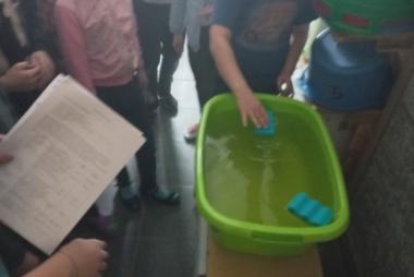 Дети встают по разные стороны сосуда с водой, у каждого на воде – губка, по команде начинают дуть от себя. Задача – скорее пригнать свой кораблик к противоположному берегу. Это очень весело, потому что дуновением игроки друг другу мешают и смеются.
<br />Участников было больше двух, играли в несколько заходов. Рядом с ванночкой – голубая часть радуги.
<br />