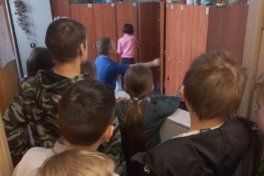 В листочках с фантами спрятано слово ГЛАВНЫЙ ВХОД. Около главного входа (сторожка) дети нашли листочки с загадками про буквы. Здесь же и последний кусочек радуги – фиолетовый. Последний тайник: ЛЕСТНИЦА.